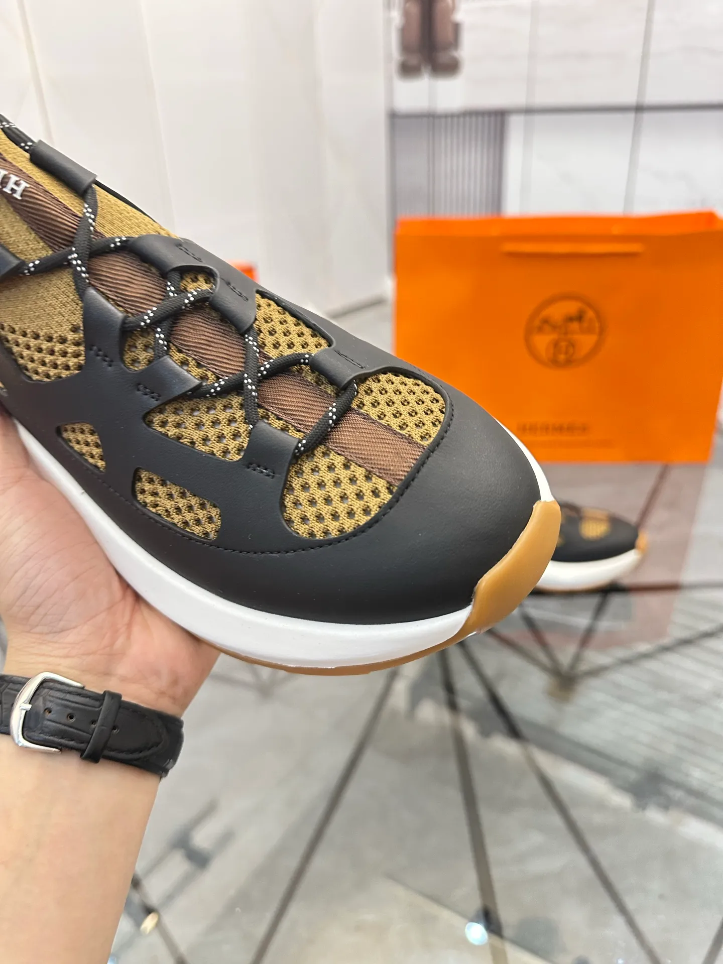 Men's shoes for sale 💰: 💰P660¥ High-end top quality Product trademark: Hermes *"Hermès*" low-top casual shoes Regular size: 38-45 (can be customized to 46) Product materials: upper imported first-layer cowhide stitched with original fabric, original rubber sheet, breathable lining, cowhide foot pads, original outsole. No.: 001